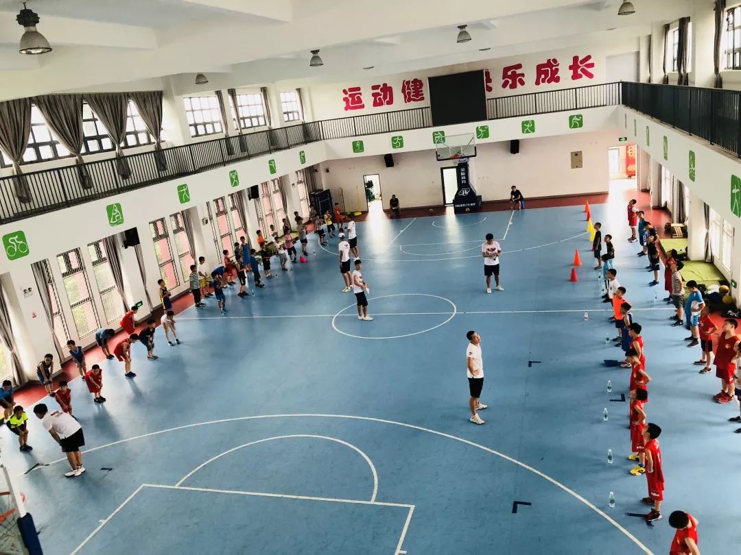 刻苦训练篮球时如何避免受伤的建议_0